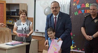 Öğrencilerin karnelerini Vali Canbolat verdi