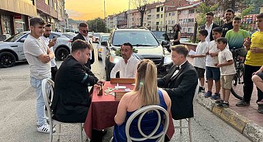 Okey masası kurarak düğün konvoyunun önünü kestiler