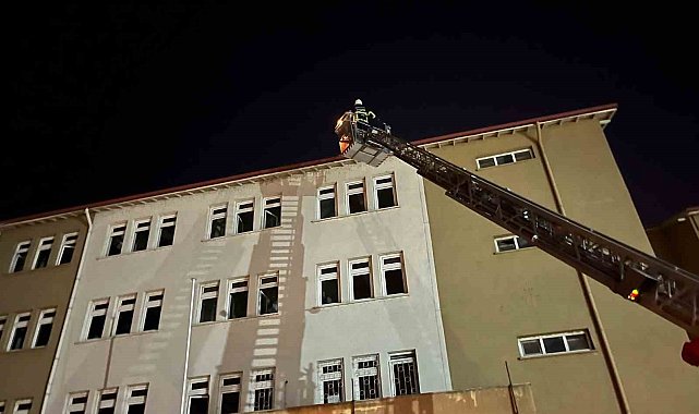 Okulun çatısında mahsur kalan yavru kedi, itfaiye ekiplerince kurtarı