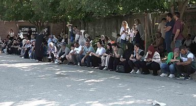 Onlar içeride, aileleri dışarıda ter döktü