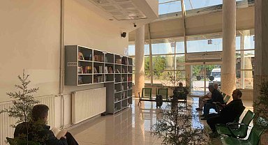 Ordu'da otobüs bekleyenler, kitap okuyarak vakit geçiriyor