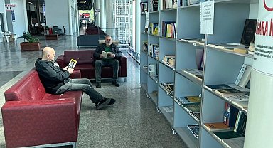 Ordu'da yolcular otobüslerini kitap okuyarak bekliyor