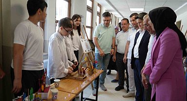 Ortaokul öğrencilerin atık malzemelerden yaptığı tasarımlar büyük ilgi gördü
