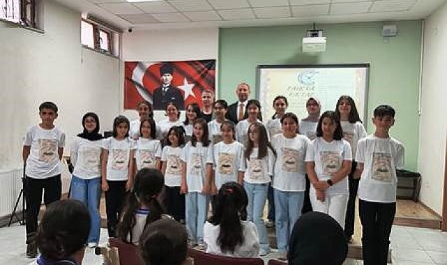 Ortaokul öğrencilerinden "Kalpten kaleme, kalemden sahneye" şiir dinletisi
