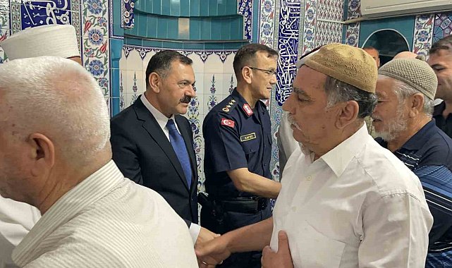 Osmaniye'de bayram namazında vatandaşlar camilere akın etti