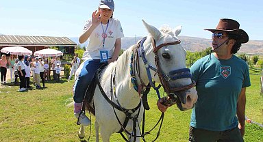 Otizmli çocuklara atlı terapi