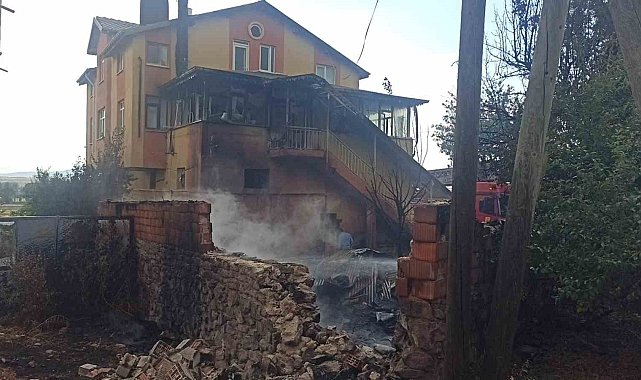Otları temizlemek için yaktığı ateş, komşusunun evini yaktı