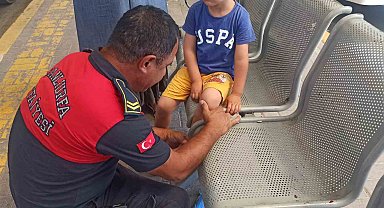 Otobüs beklerken ayağı oturağa sıkışan çocuğun imdadına itfaiye yetişti