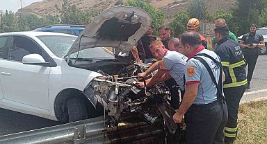 Otomobil bariyerlere çarptı, sürücü yaralandı