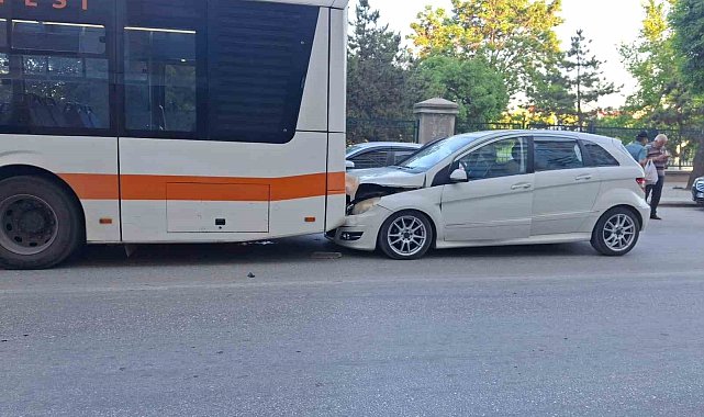 Otomobil belediye otobüsüne arkadan çarptı: 1 yaralı