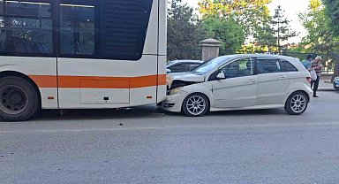 Otomobil belediye otobüsüne arkadan çarptı: 1 yaralı
