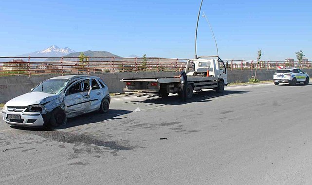 Otomobil direğe çarptı, hamile kadın ve bebeği öldü