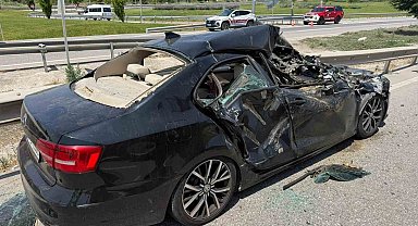 Otomobil freni kilitlenen biçerdöverin altına girdi: 2 yaralı