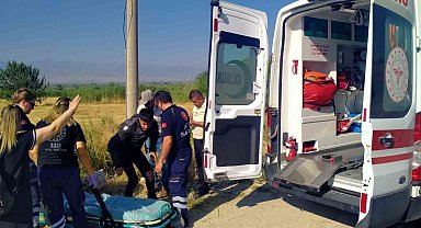 Otomobil ile çarpışan motosiklet sürücüsü tarlaya uçtu