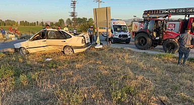 Otomobil ile traktörün çarpıştığı kazada 4 kişi yaralandı