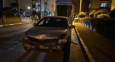 Otomobil kazasında kapılar sıkıştı, yolcuları vatandaşlar kurtardı