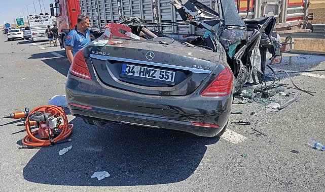 Otomobil, lastiği patlayan tıra arkadan çarptı: 2 ölü, 1 yaralı