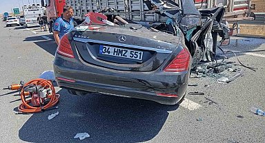 Otomobil, lastiği patlayan tıra arkadan çarptı: 2 ölü, 1 yaralı