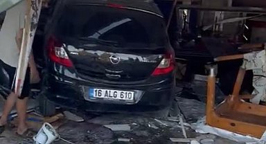 Otomobil, lokantaya girdi: 5 kişi hastanelik oldu