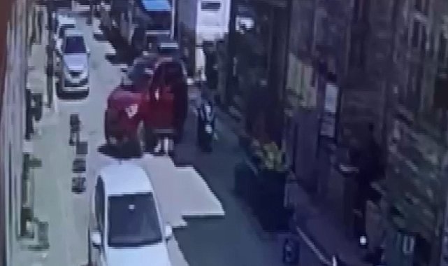 Otomobil mobilya mağazasına daldı, facia ucuz atlatıldı