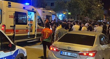 Otomobil park halindeki araçlara çarptı: 4 yaralı