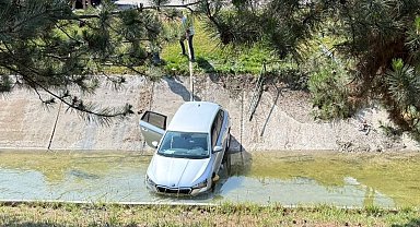 Otomobil sulama kanalına uçtu