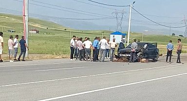 Otomobil sürüye çarptı, onlarca koyun telef oldu