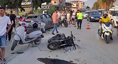 Otomobile ok gibi saplanan motosikletteki 1 kişi öldü, 1 kişi yaralandı
