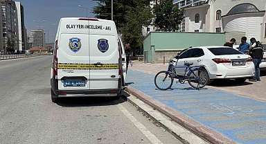 Otomobilin çarptığı bisikletli hayatını kaybetti