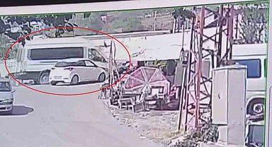 Otomobille çarpışan minibüs dereye uçtu, o anlar kamerada