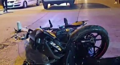 Otomobille çarpışan motosikletin sürücüsü metrelerce savruldu: Kaza anı kamerada