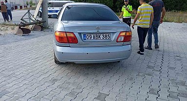 Otomobille çarpışan motosikletteki 2 çocuk yaralandı