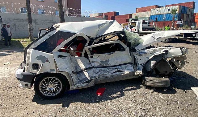 Otomobillerin hurdaya döndüğü kazada 2 kişi yaralandı