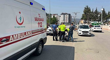 Otomobillerle çarpışan motosiklet sürücüsü yaralandı