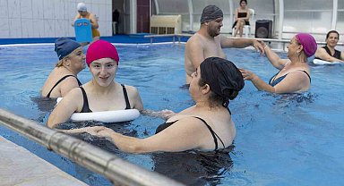 Özel gereksinimli çocuklar yüzmenin keyfini yaşıyor