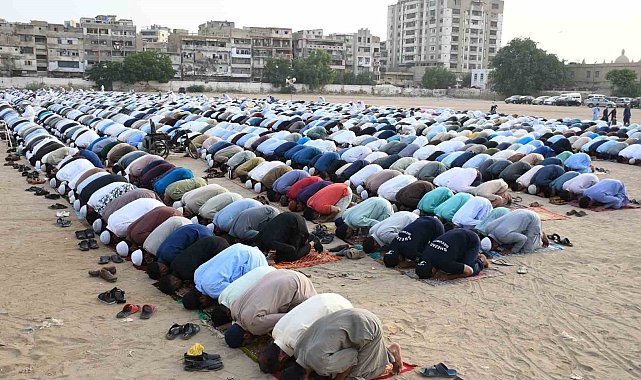 Pakistan'da Müslümanlar bayram namazı kıldı