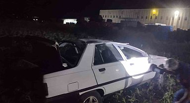 Palete çarpan otomobil tarlaya savruldu: 1 yaralı