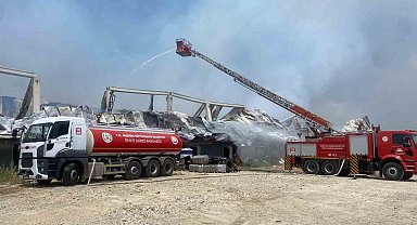 Pamuk deposundaki yangın devam ediyor, ekiplerin müdahalesi sürüyor