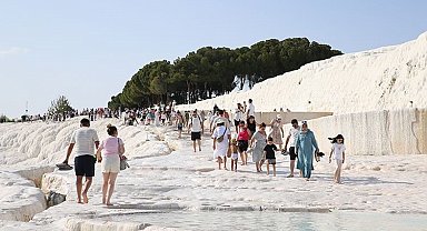 Pamukkale 53 bini aşan ziyaretçi sayısıyla bayramın en çok ziyaret edilen 2. merkezi oldu