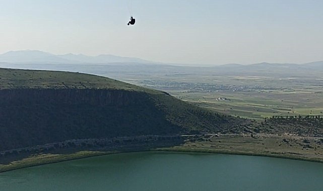 Paraşütü ile uçtuğu Narlıgöl'ü kuş bakışı kaydetti