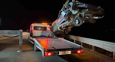 Parçalanan otomobilde şans eseri 1 kişi yaralandı