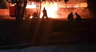 Park halindeki 2 midibüs alevlere teslim oldu