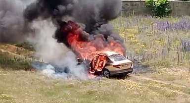 Park halindeki araç alev topuna döndü