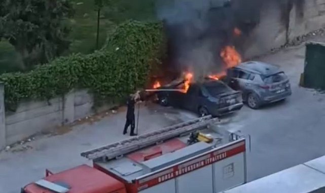 Park halindeki araç alev topuna döndü...Alevler bir başka araca sıçradı
