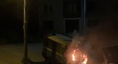 Park halindeki minibüs alev aldı