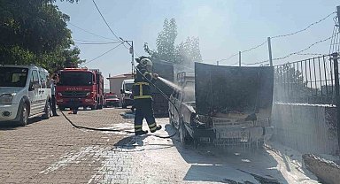 Park halindeki otomobil alev aldı