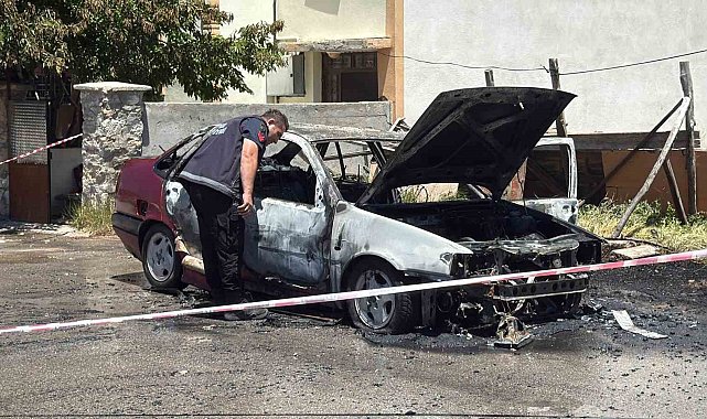 Park halindeki otomobil alev topuna dönerek kullanılamaz hale geldi