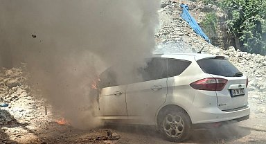 Park halindeki otomobil yandı