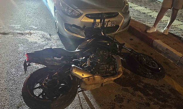 Park halindeki otomobile çarpan motosiklet sürücüsü yaralandı