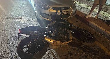 Park halindeki otomobile çarpan motosiklet sürücüsü yaralandı